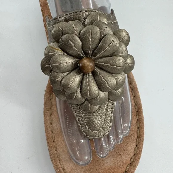 Clarks Artisan Women's Bronze Leather Flower Thong Sandals Size 10 M - Picture 7 of 8